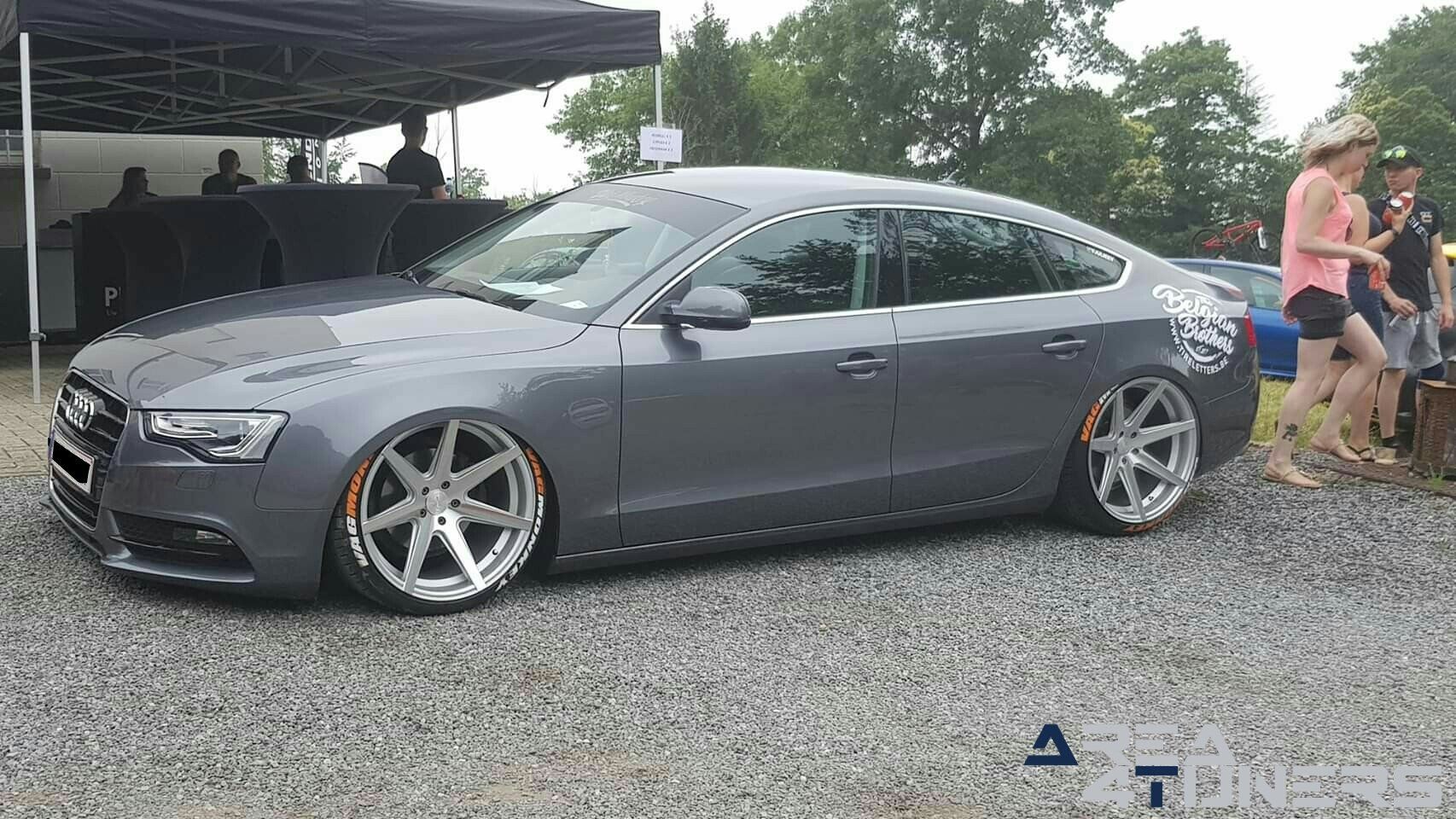 Since The Castle
Imagen del reportaje de la revista Tuning Area4tuners.es, de la
concentración de coches Tuning del año 2019 en Rillaar Bélgica