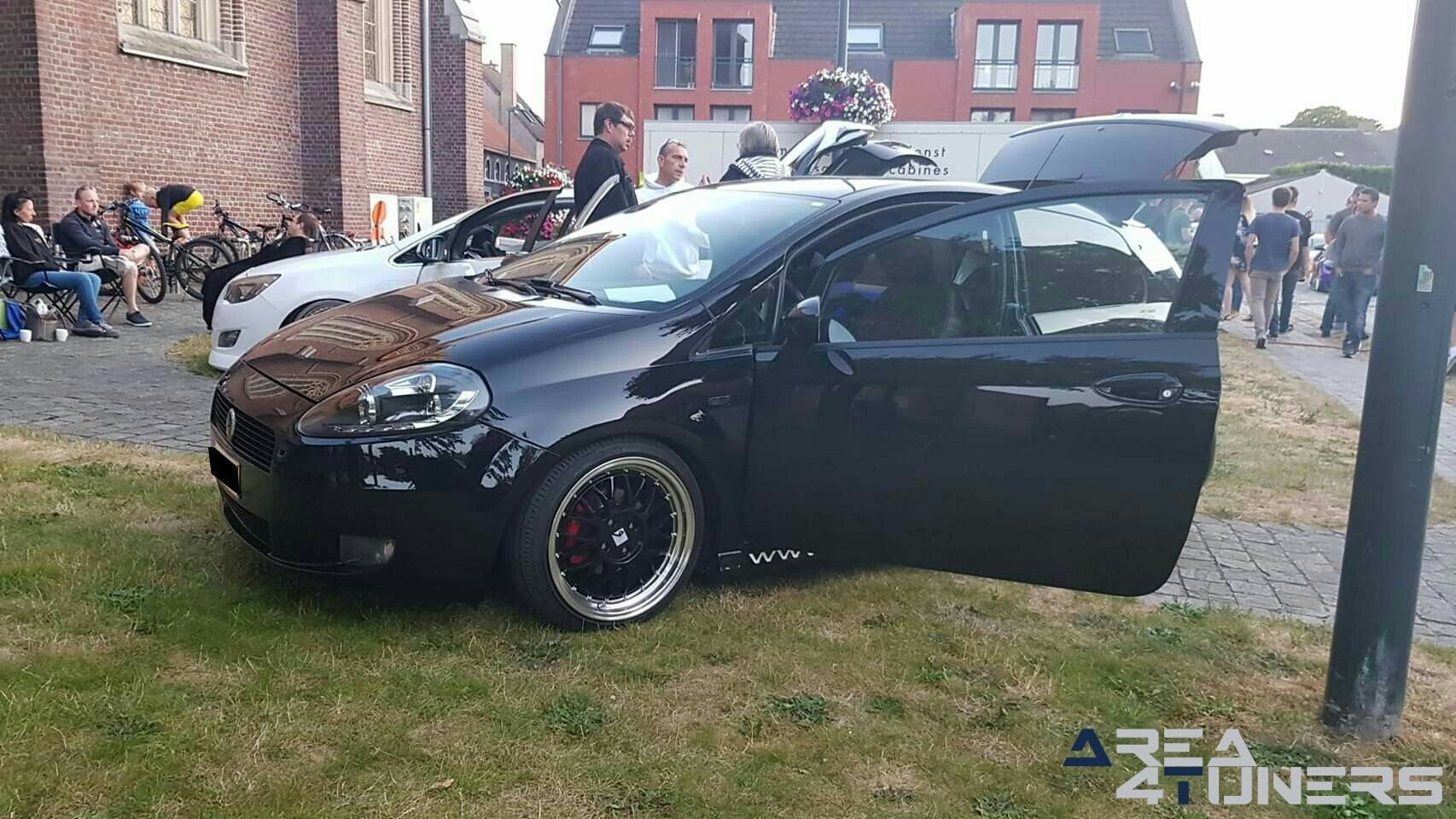 Hot Saturday Night Event
Imagen del reportaje de la revista Tuning Area4tuners.es, de la
concentración de coches Tuning del año 2019 en Detergem Bélgica