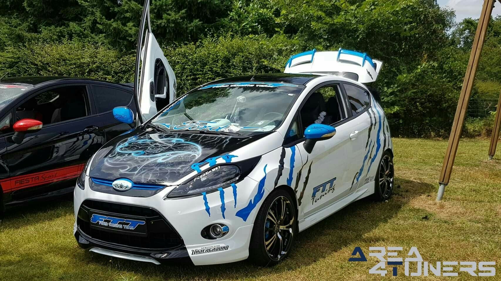 Meeting Family Tuning Club Vag vs Tuning
Imagen del reportaje de la revista Tuning Area4tuners.es, de la
concentración de coches Tuning del año 2019 en Casteau Bélgica