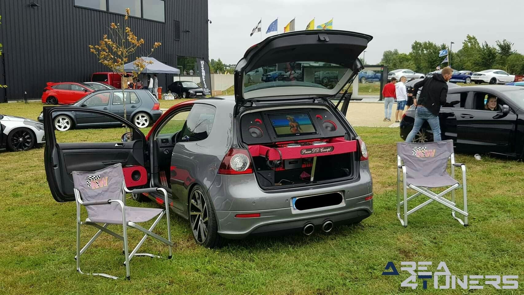 Lazy Sunday
Imagen del reportaje de la revista Tuning Area4tuners.es, de la
concentración de coches Tuning del año 2019 en Jabbeke Bélgica