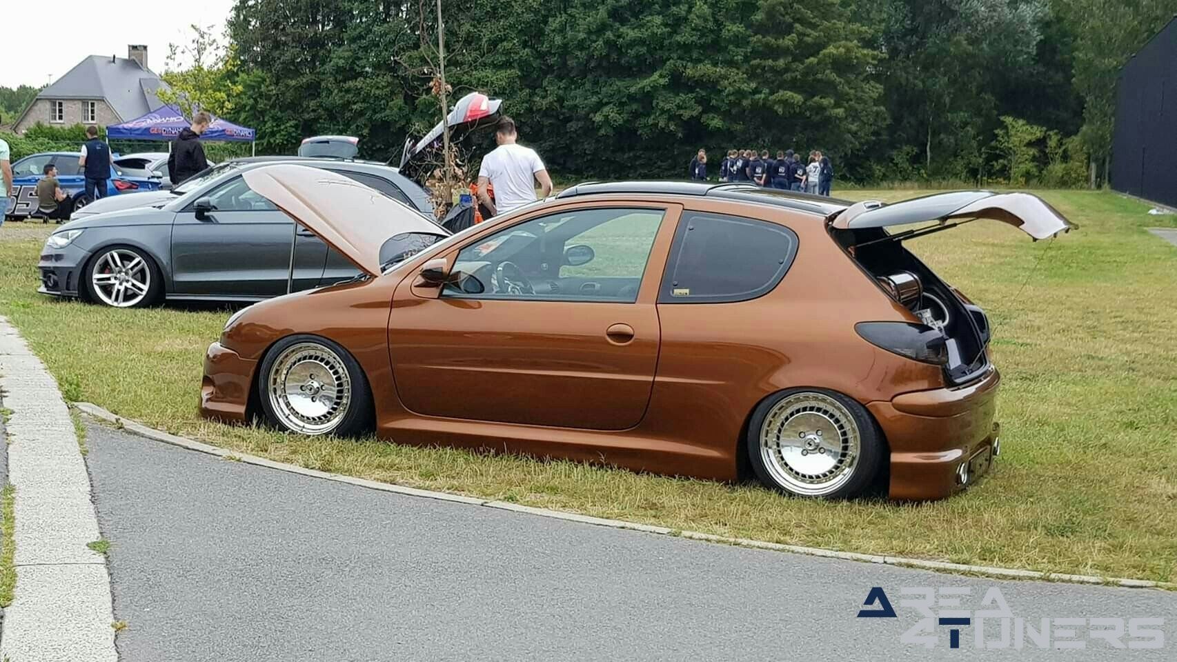 Lazy Sunday
Imagen del reportaje de la revista Tuning Area4tuners.es, de la
concentración de coches Tuning del año 2019 en Jabbeke Bélgica