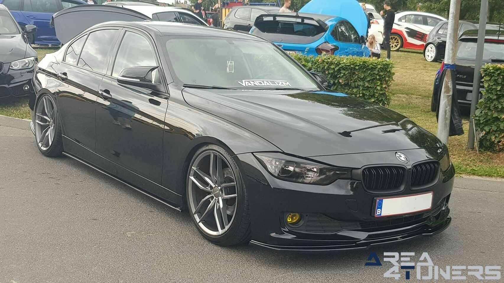 Modified Night
Imagen del reportaje de la revista Tuning Area4tuners.es, de la
concentración de coches Tuning del año 2019 en Moorslede Bélgica