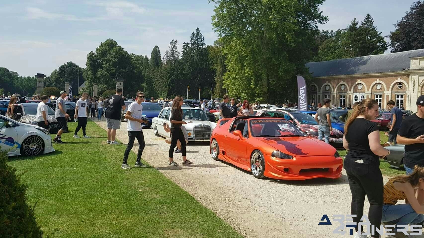 Risenation 2k19
Imagen del reportaje de la revista Tuning Area4tuners.es, de la
concentración de coches Tuning del año 2019 en Castle Of Helecine Bélgica