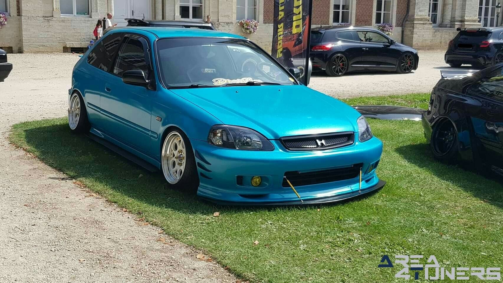 Risenation 2k19
Imagen del reportaje de la revista Tuning Area4tuners.es, de la
concentración de coches Tuning del año 2019 en Castle Of Helecine Bélgica