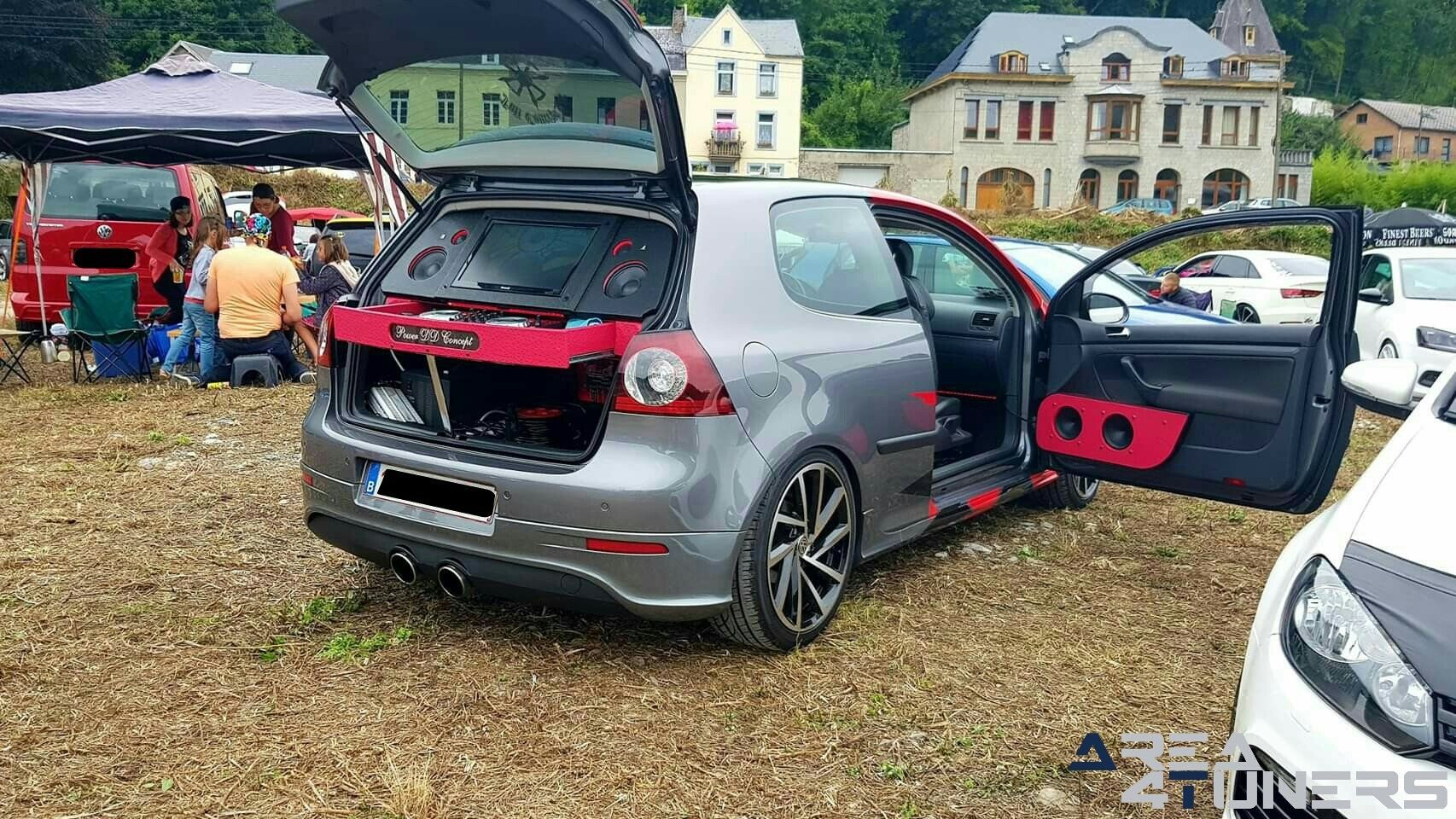 Crazy Car Concept 3
Imagen del reportaje de la revista Tuning Area4tuners.es, de la
concentración de coches Tuning del año 2019 en Dinant Bélgica