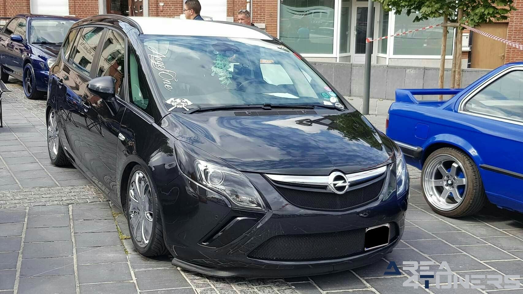 9eme Tuning Car 2019
Imagen del reportaje de la revista Tuning Area4tuners.es, de la
concentración de coches Tuning del año 2019 en Anderlues Bélgica