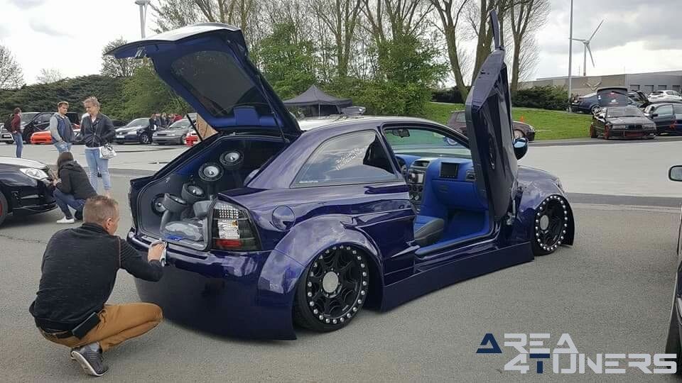 United Projects nº 9
Imagen del reportaje de la revista Tuning Area4tuners.es, de la
concentración de coches Tuning del año 2018 en Brujas Bélgica