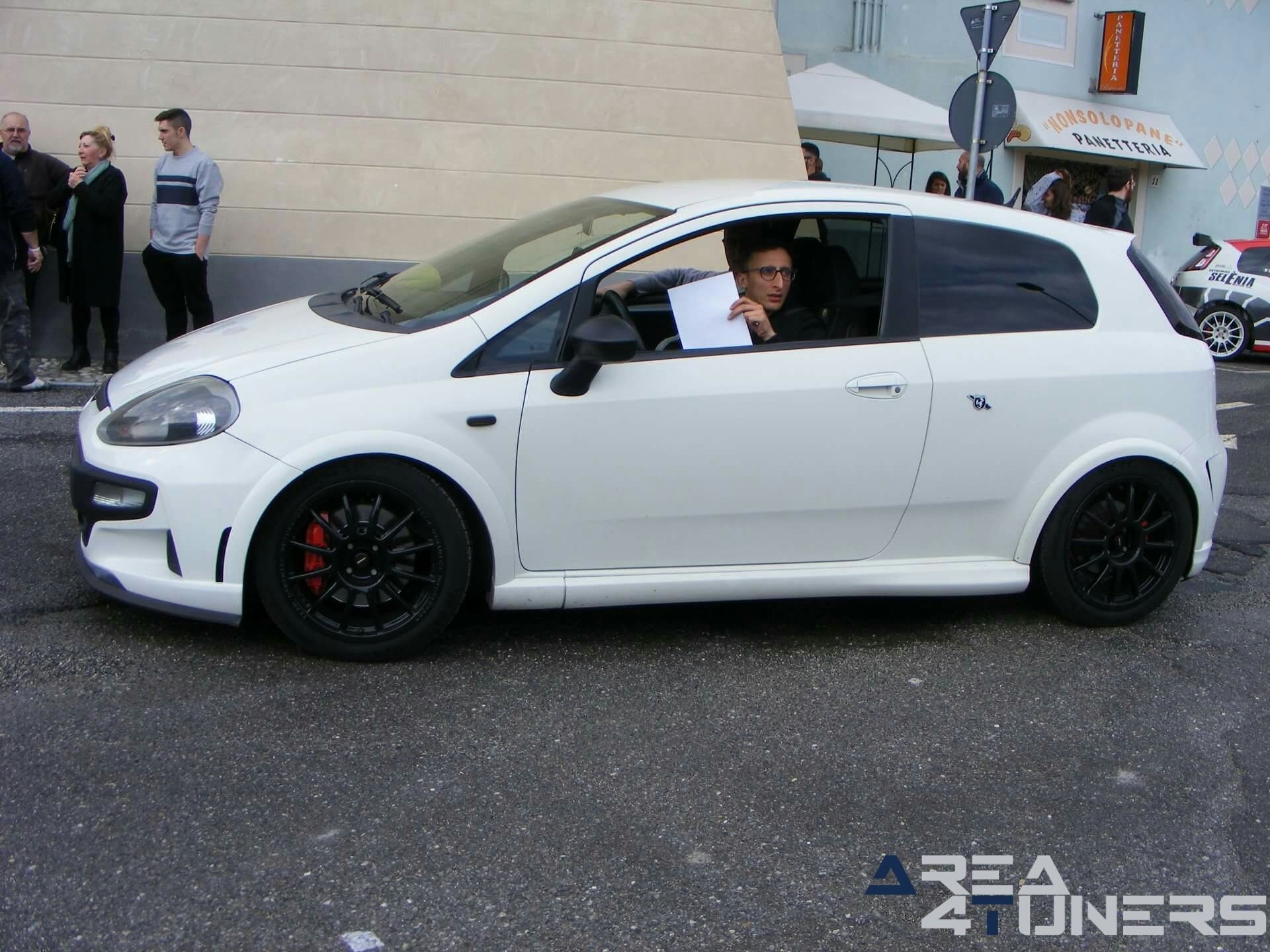 2º Raduno Abarth Scalenghe
Imagen del reportaje de la revista Tuning Area4tuners.es, de la
concentración de coches Tuning del año 2018 en Scalenghe Italia