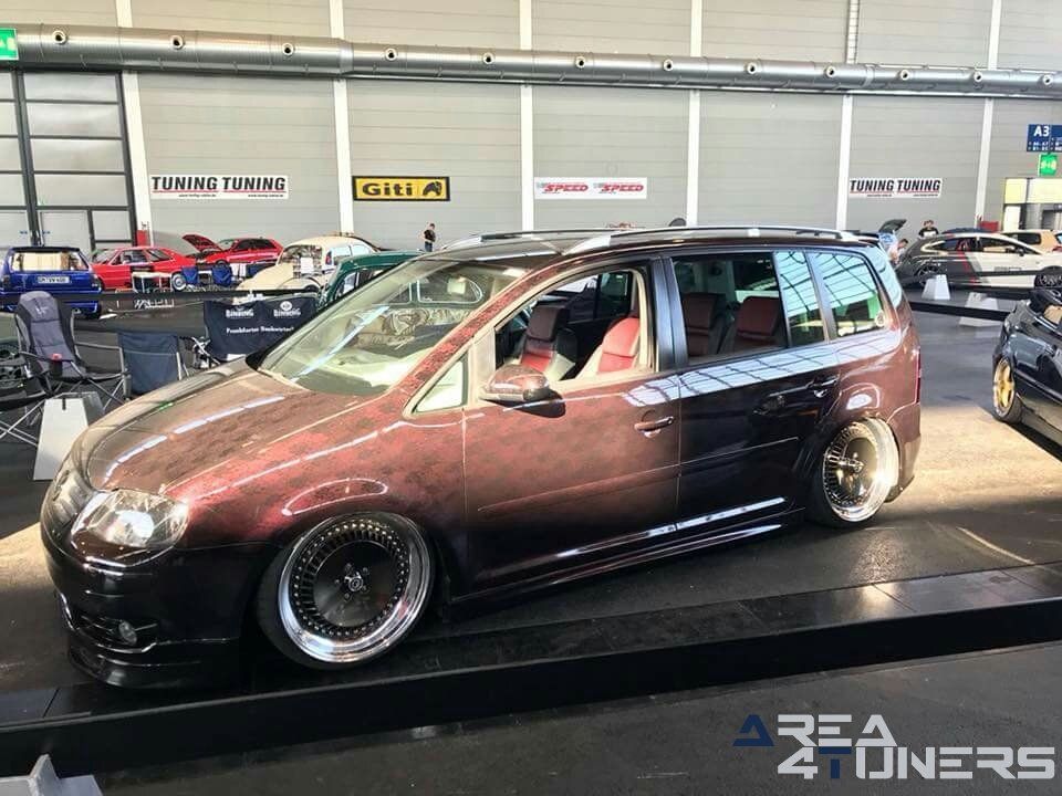 Tuning World Bodensee 2018
Imagen del reportaje de la revista Tuning Area4tuners.es, de la concentración de coches Tuning del año 2018 en Friedrichshafen, Alemania