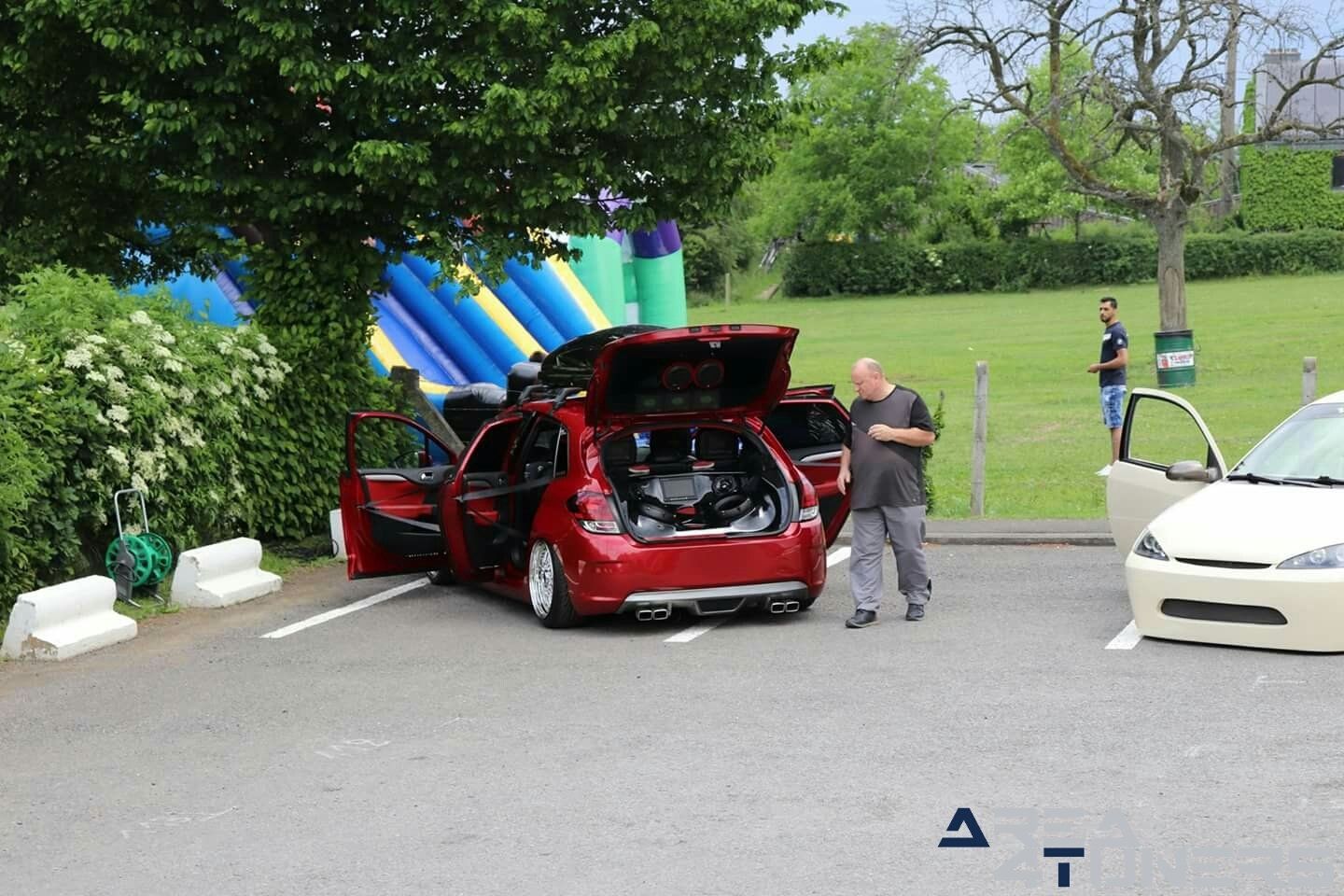 Ndc Pour Soutenir Tatiana
Imagen del reportaje de la revista Tuning Area4tuners.es, de la concentración de coches Tuning del año 2018 en Jalhay Bélgica