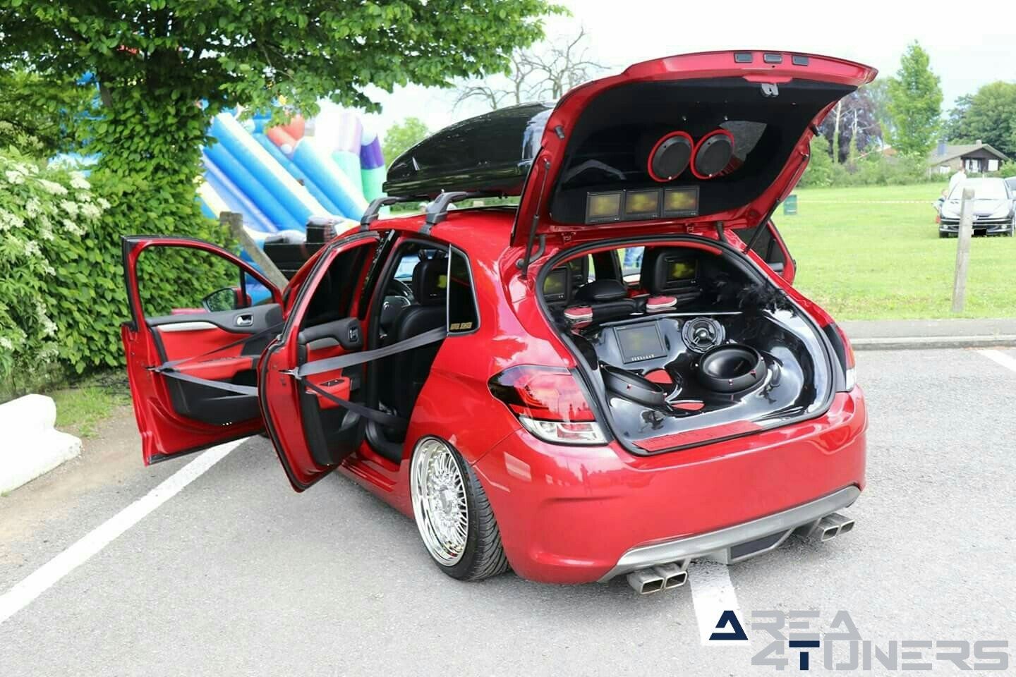 Ndc Pour Soutenir Tatiana
Imagen del reportaje de la revista Tuning Area4tuners.es, de la concentración de coches Tuning del año 2018 en Jalhay Bélgica