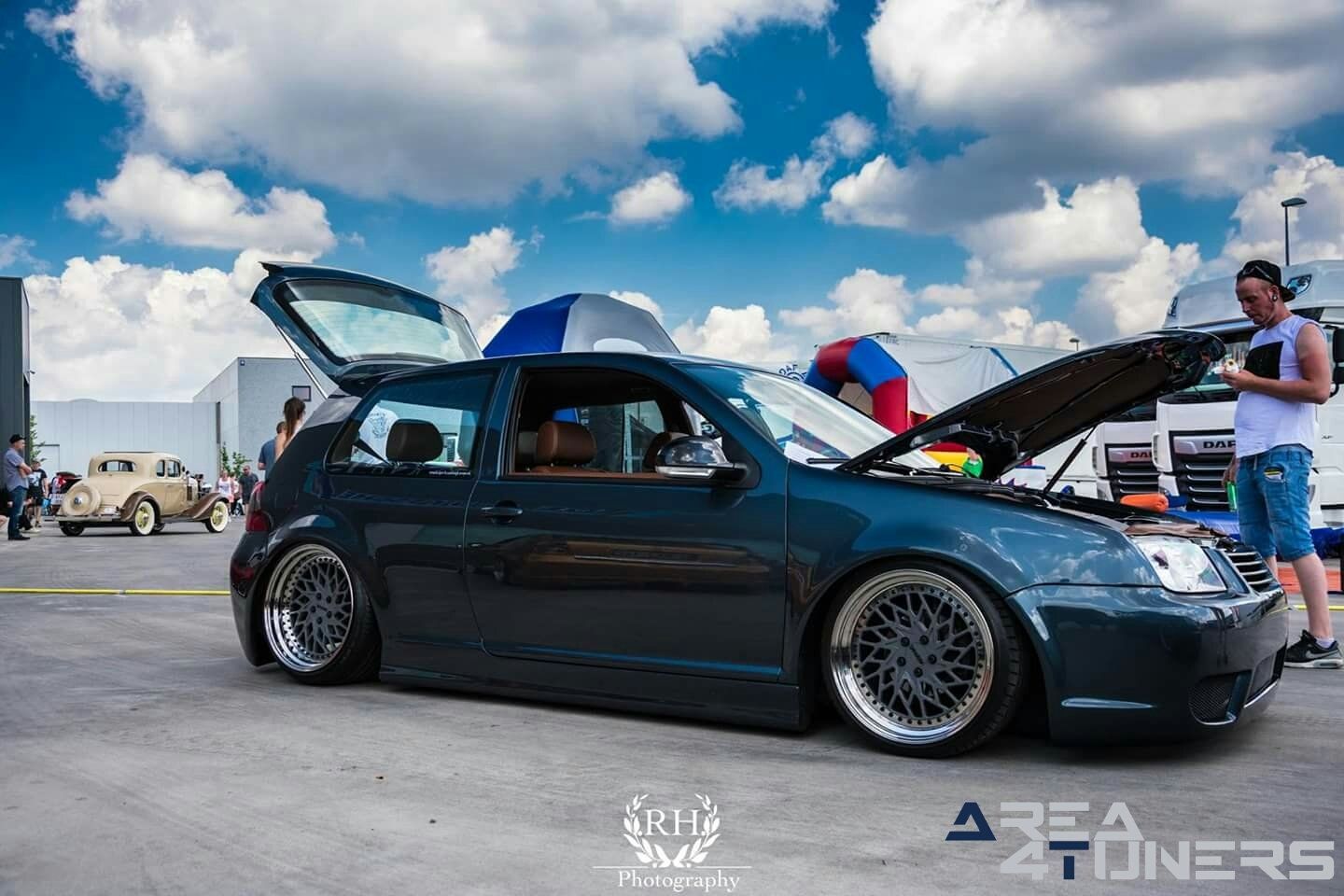 Stay Tuned Chapter 2k18
Imagen del reportaje de la revista Tuning Area4tuners.es, de la concentración de coches Tuning del año 2018 en Moorslede Bélgica