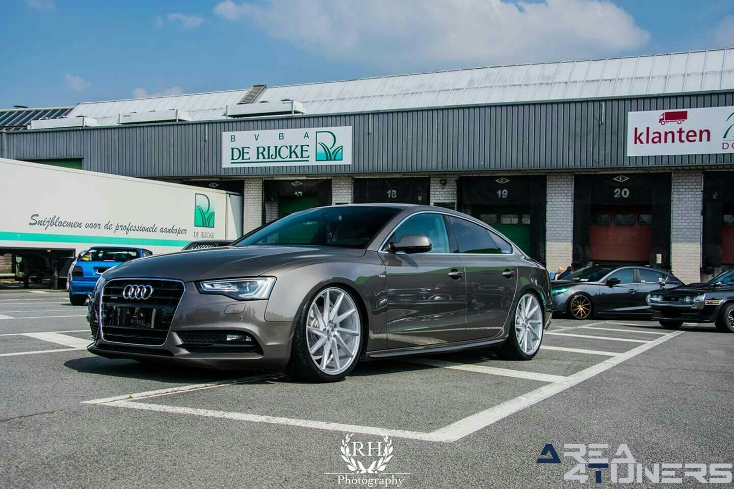 Cruis'in 4 Edition 2k18
Imagen del reportaje de la revista Tuning Area4tuners.es, de la concentración de coches Tuning del año 2018 en Wetteren Bélgica
