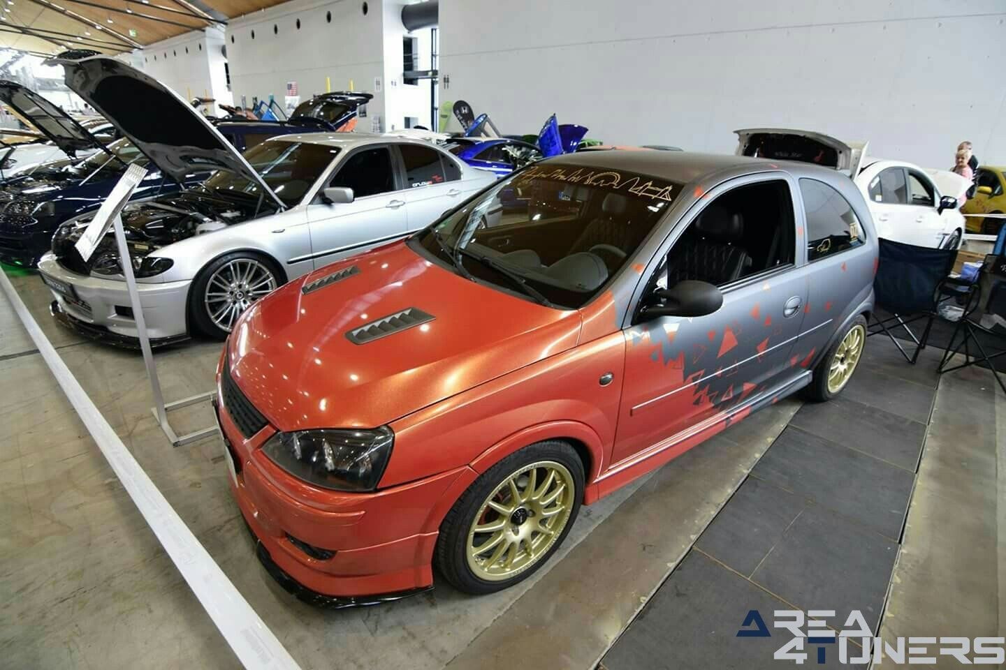 Rockford Fosgate Tuning Days
Imagen del reportaje de la revista Tuning Area4tuners.es, de la concentración de coches Tuning del año 2018 en Karlsruhe Alemania