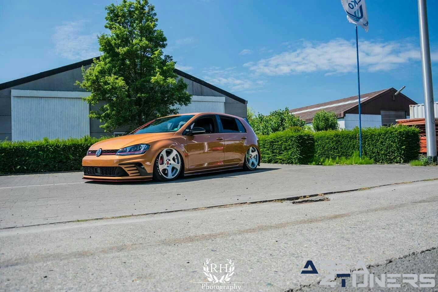 Slammed Sunday Edition 3
Imagen del reportaje de la revista Tuning Area4tuners.es, de la concentración de coches Tuning del año 2018 en Rochesterlaan Gistel Bélgica