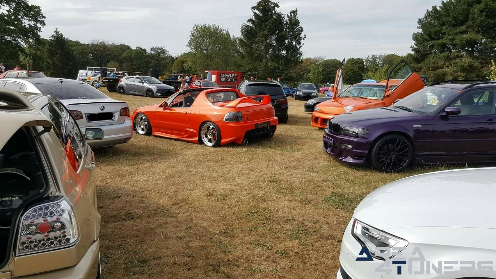 4eme Tuning Au Lac Eau De Heure
Imagen del reportaje de la revista Tuning Area4tuners.es, de la concentración de coches Tuning del año 2018 en Celfontaine Bélgica