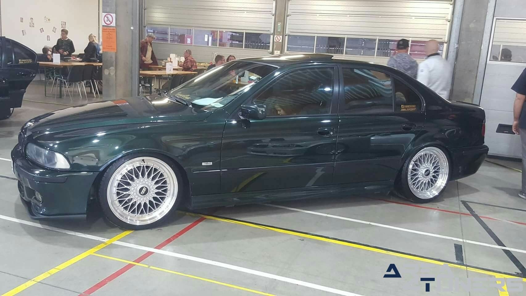 Sprit Tuning Team Party 4
Imagen del reportaje de la revista Tuning Area4tuners.es, de la concentración de coches Tuning del año 2018 en Aiseau Presles Bélgica