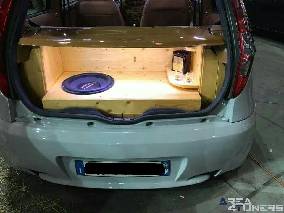 Expo Tuning Torino 2017
Imagen del reportaje de la revista Tuning Area4tuners.es, de la concentración de coches Tuning del año 2017 en Turín Italia