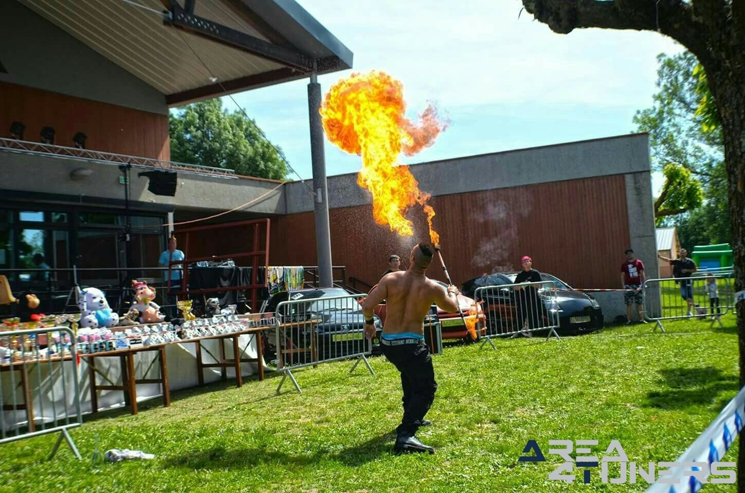 S.E.C. Tuning Show 2017
Imagen del reportaje de la revista Tuning Area4tuners.es, de la concentración de coches Tuning del año 2017 en Saint Etienne Sur Chalaronne Francia