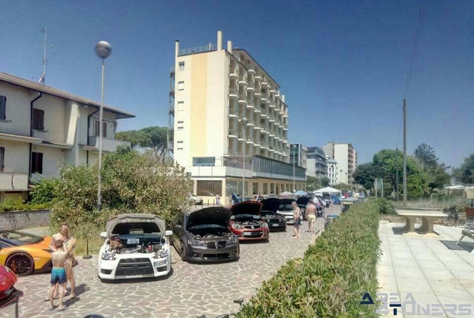 Cayman Crew Tuning Day
Imagen del reportaje de la revista Tuning Area4tuners.es, de la concentración de coches Tuning del año 2017 en Lido Di Classe Italia