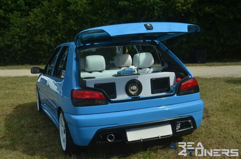 1eme Meeting Du Club Bourbon 974
Imagen del reportaje de la revista Tuning Area4tuners.es, de la concentración de coches Tuning del año 2017 en Viglain Francia