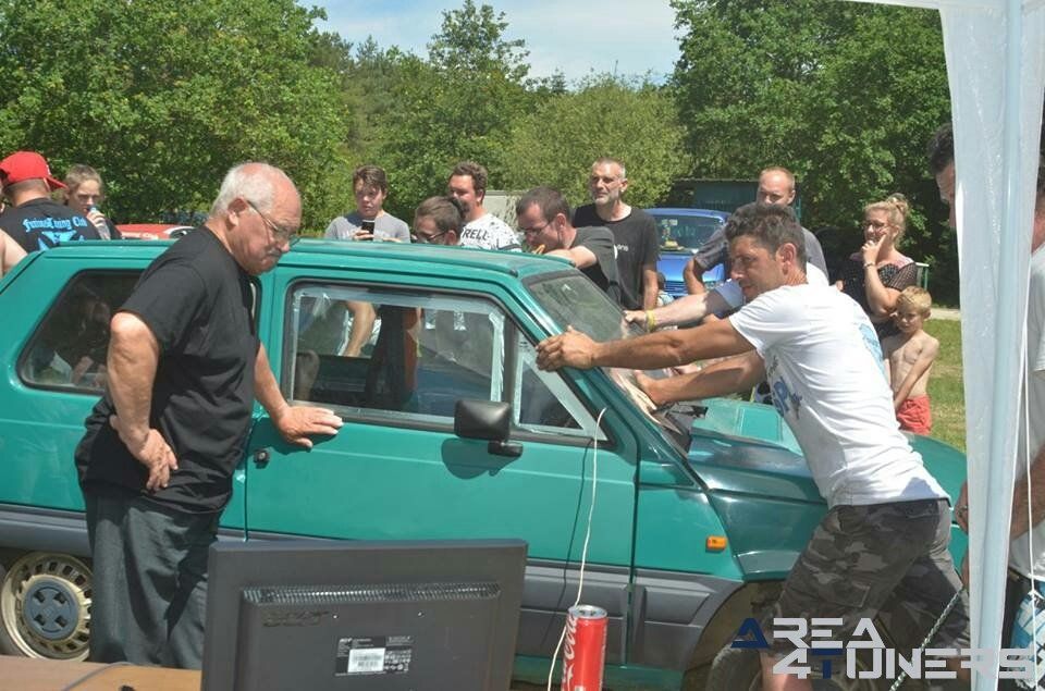 1eme Meeting Du Club Bourbon 974
Imagen del reportaje de la revista Tuning Area4tuners.es, de la concentración de coches Tuning del año 2017 en Viglain Francia