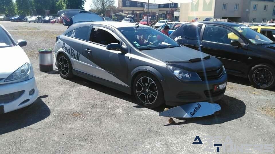 Meeting Tuning Custom Cars Family
Imagen del reportaje de la revista Tuning Area4tuners.es, de la concentración de coches Tuning del año 2017 en Woincourt Francia