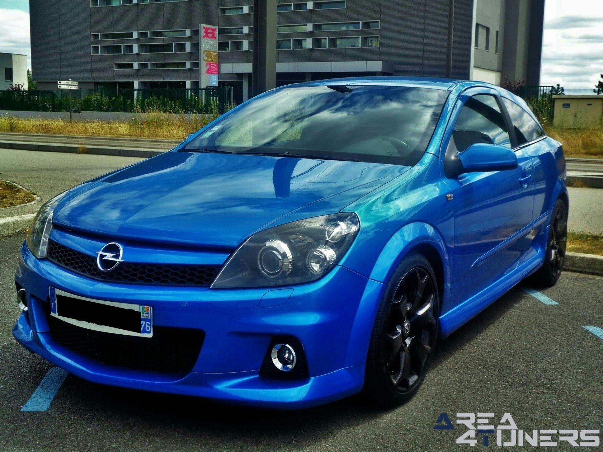 Low Family Garage
Imagen del reportaje de la revista Tuning Area4tuners.es, de la concentración de coches Tuning del año 2017 en París Francia