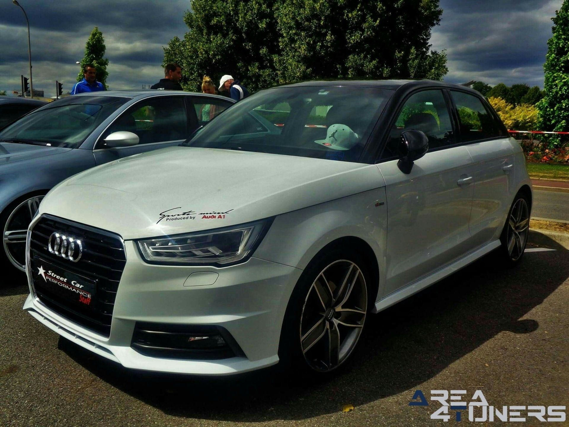 Low Family Garage
Imagen del reportaje de la revista Tuning Area4tuners.es, de la concentración de coches Tuning del año 2017 en París Francia