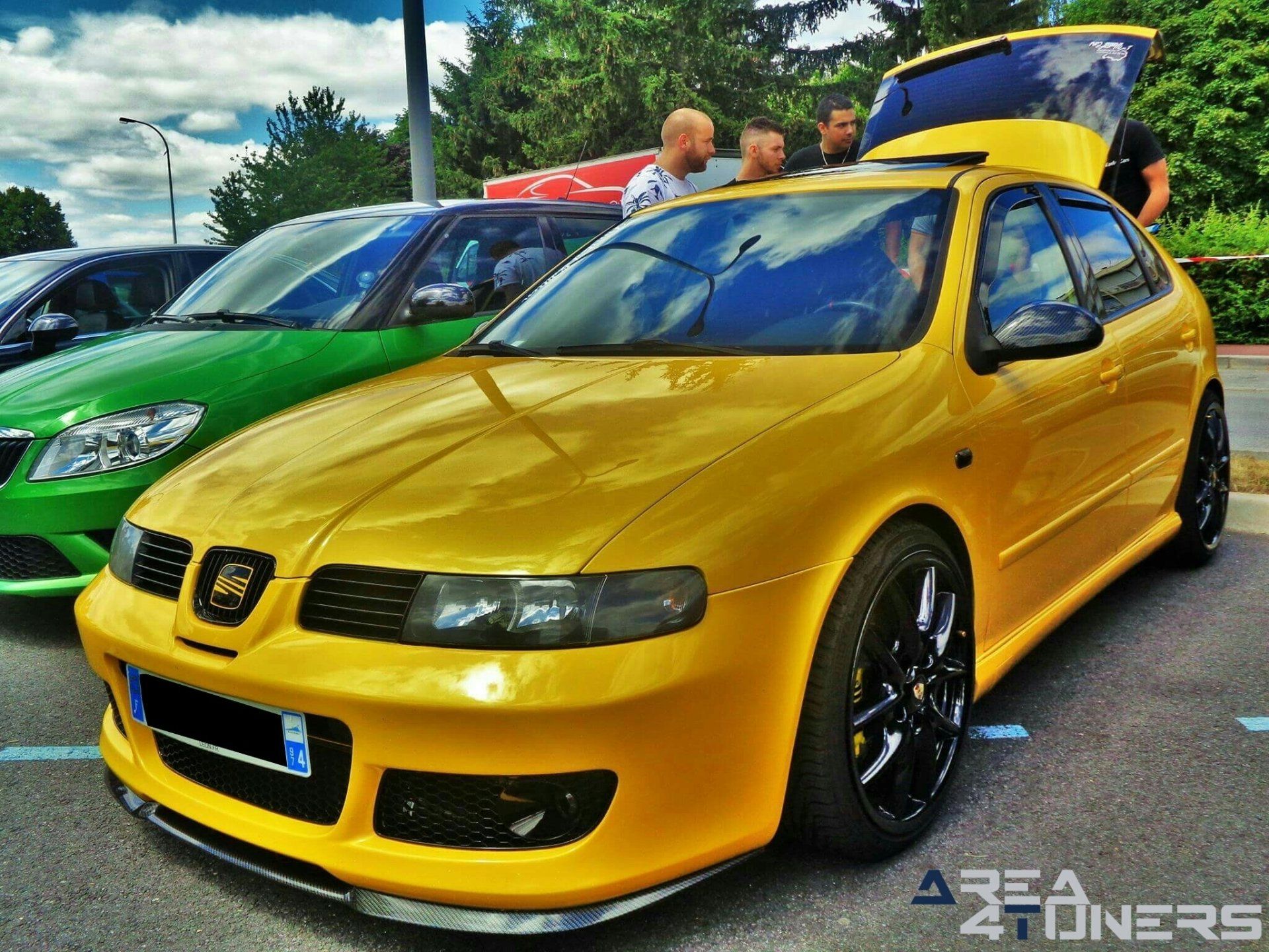 Low Family Garage
Imagen del reportaje de la revista Tuning Area4tuners.es, de la concentración de coches Tuning del año 2017 en París Francia