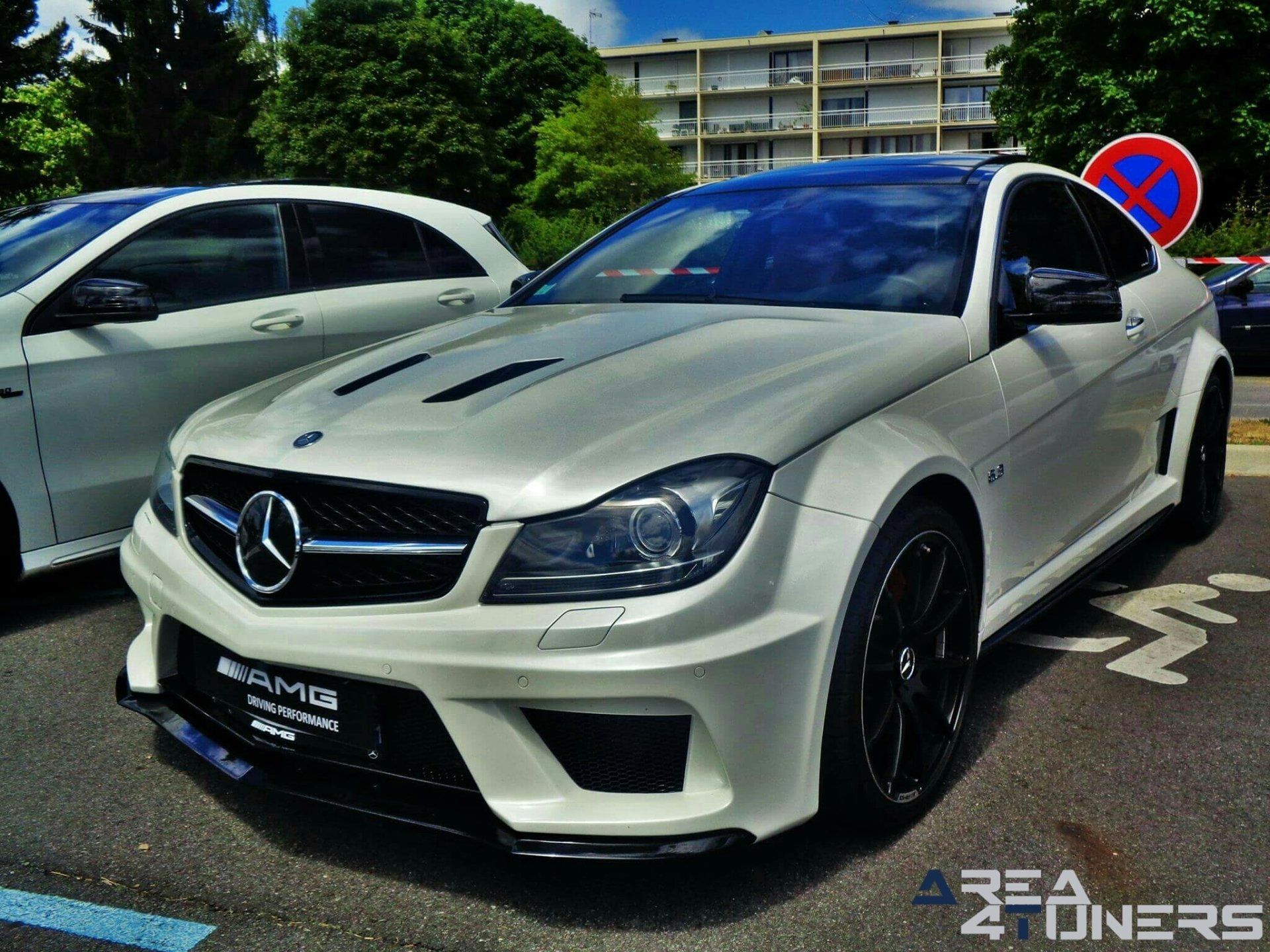 Low Family Garage
Imagen del reportaje de la revista Tuning Area4tuners.es, de la concentración de coches Tuning del año 2017 en París Francia