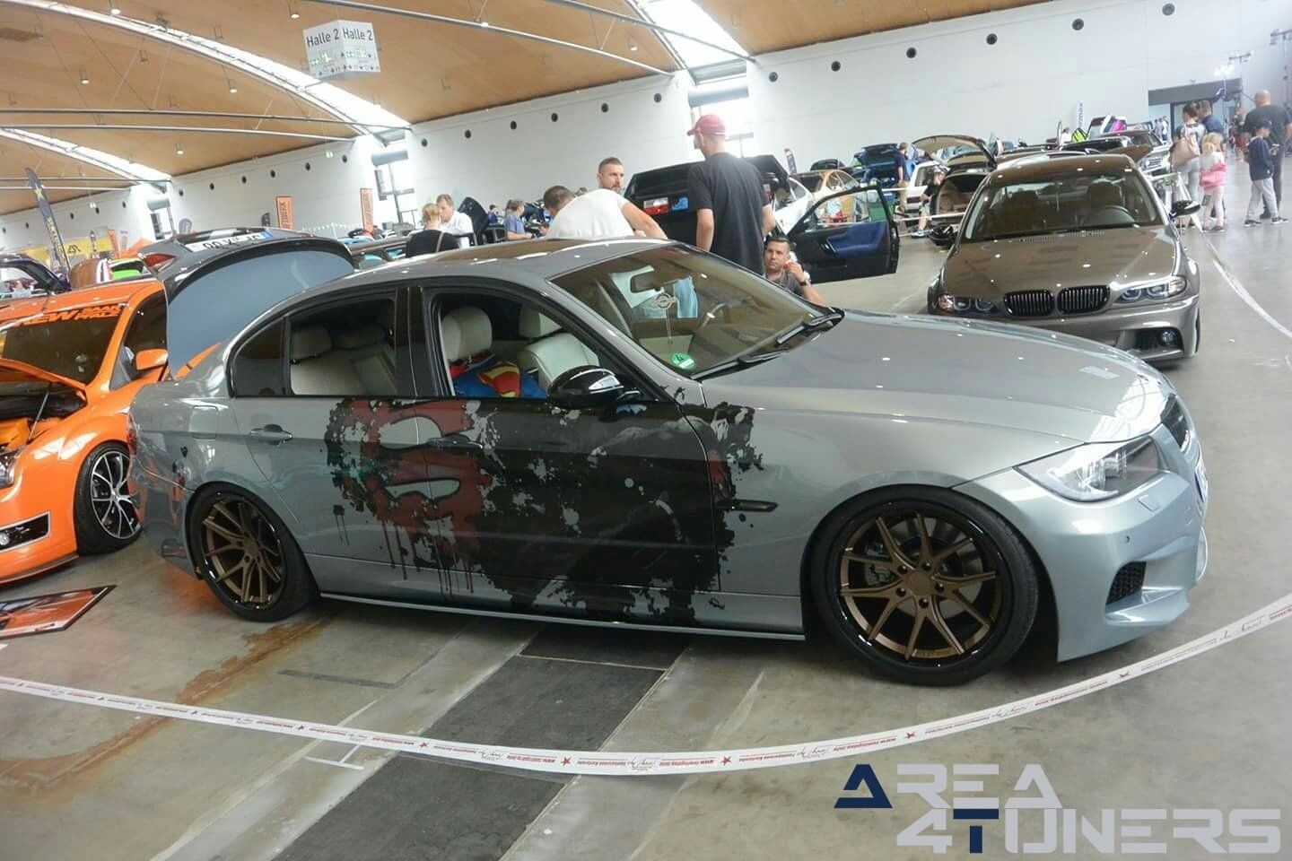 Rockford Fosgate Tuning Days 2k17
Imagen del reportaje de la revista Tuning Area4tuners.es, de la concentración de coches Tuning del año 2017 en Daxladen Alemania