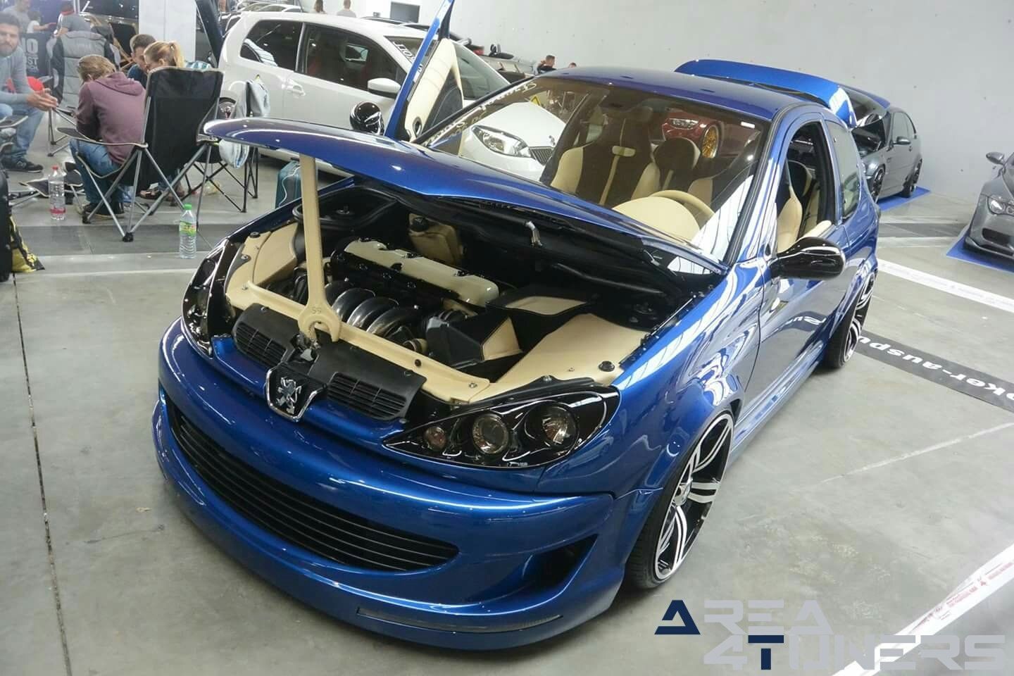 Rockford Fosgate Tuning Days 2k17
Imagen del reportaje de la revista Tuning Area4tuners.es, de la concentración de coches Tuning del año 2017 en Daxladen Alemania