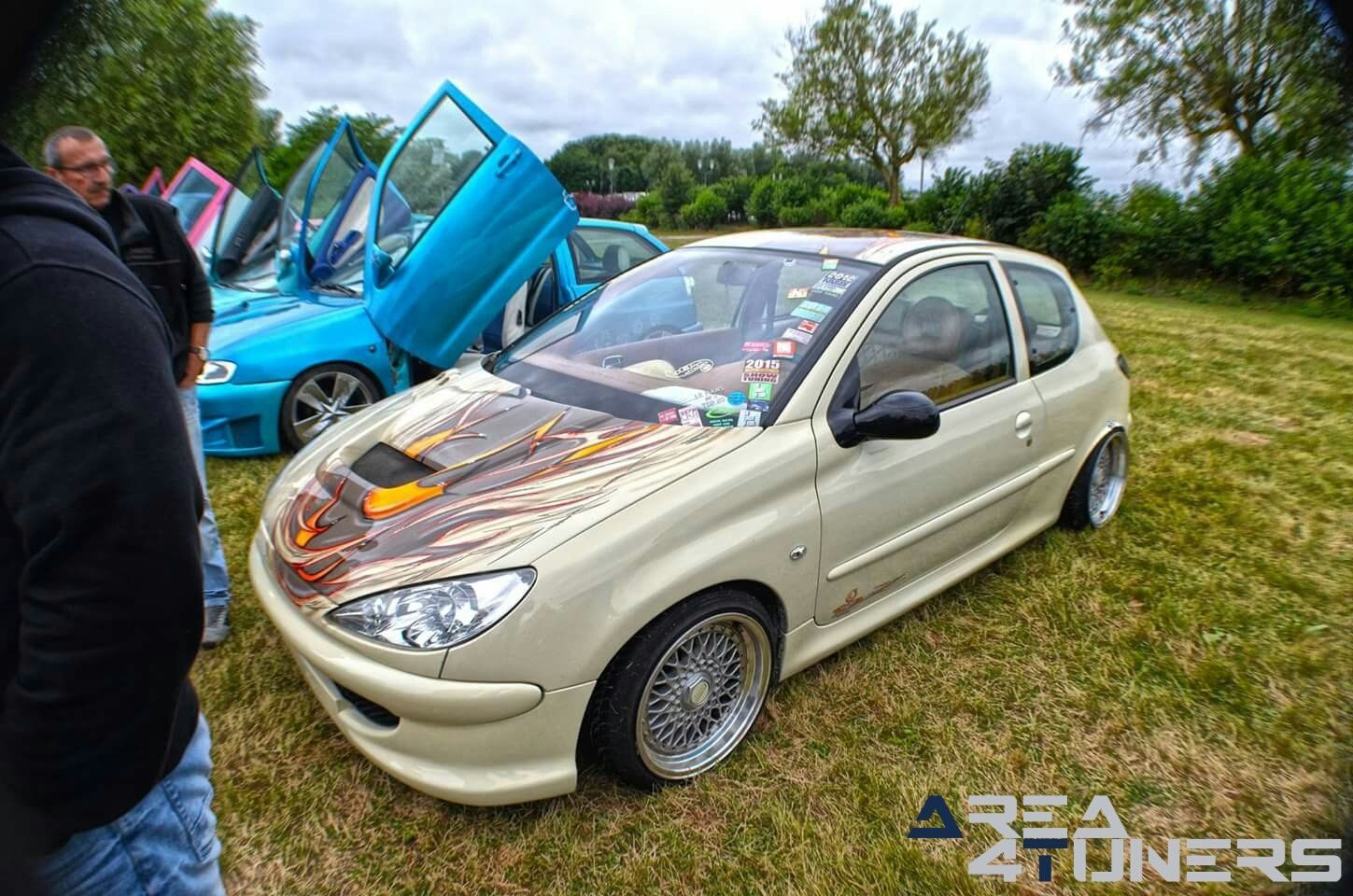 Meeting Tuning Dynamic Dimenssion 10
Imagen del reportaje de la revista Tuning Area4tuners.es, de la concentración de coches Tuning del año 2017 en Dienville Francia