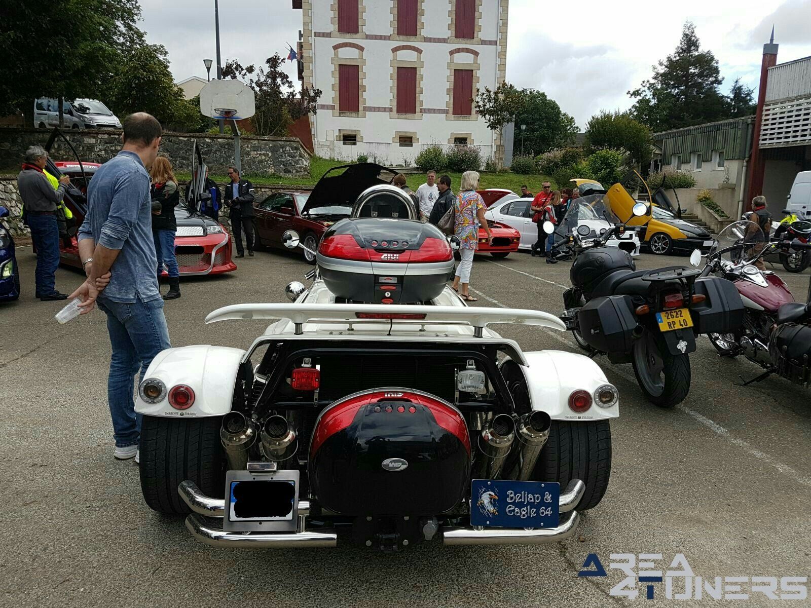 S Custom Family Week
Imagen del reportaje de la revista Tuning Area4tuners.es, de la concentración de coches Tuning del año 2017 en Poyanne Francia