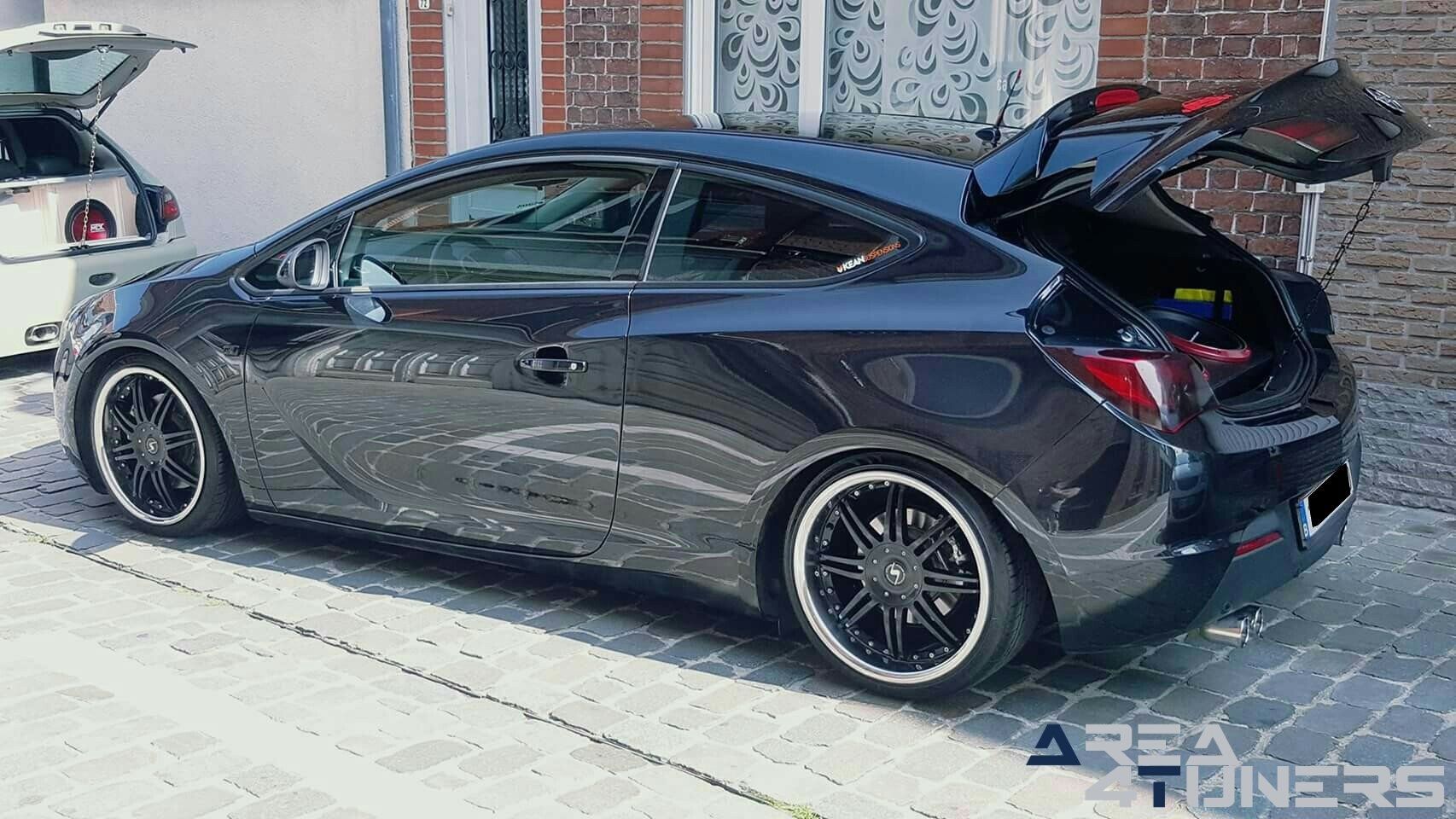 Old 2 New
Imagen del reportaje de la revista Tuning Area4tuners.es, de la concentración de coches Tuning del año 2017 en Wervik Bélgica