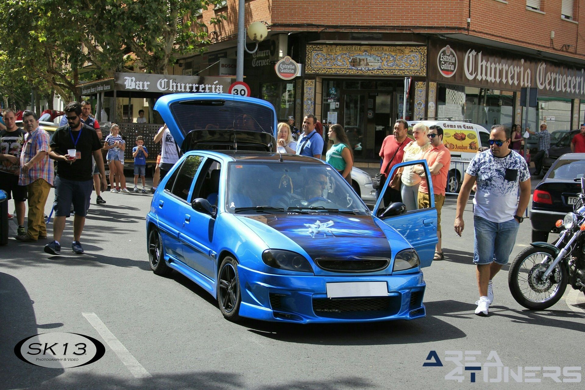 4ª Kdd Asociación Vecinal Puerta De Arcos
Imagen del reportaje revista Tuning Area4tuners.es, concentración de coches Tuning del año 2017 en Talavera Reina, Toledo, España