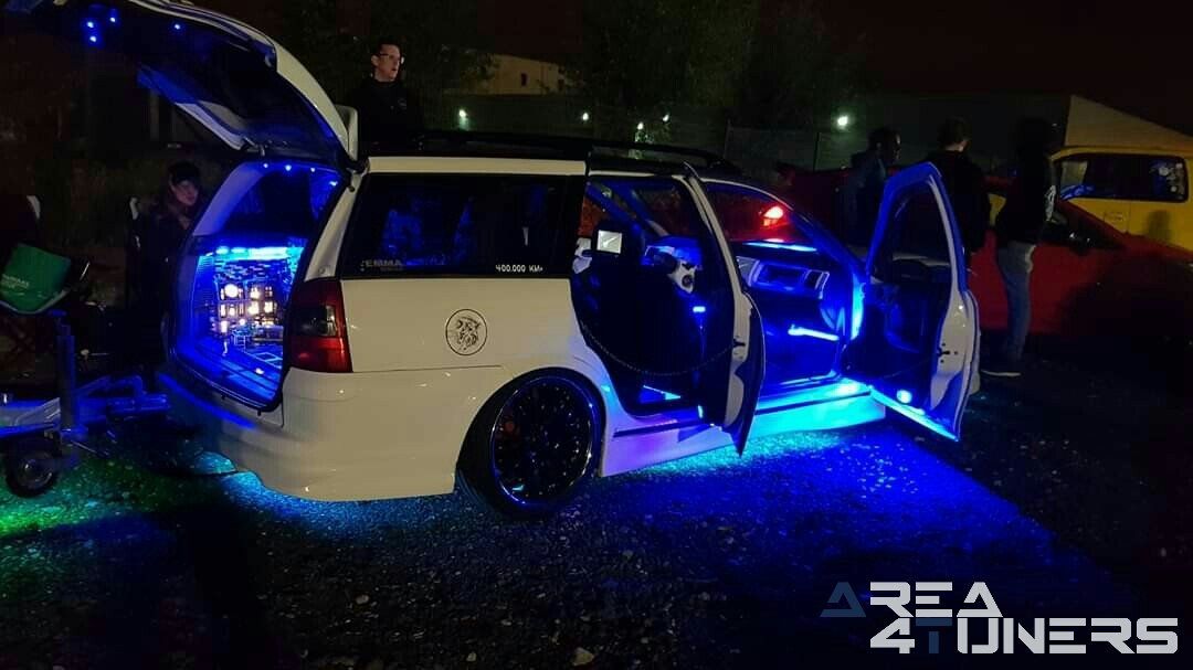 United Projects Halloween Night19
Imagen del reportaje de la revista Tuning Area4tuners.es, de la
concentración de coches Tuning del año 2019 en Brujas Bélgica