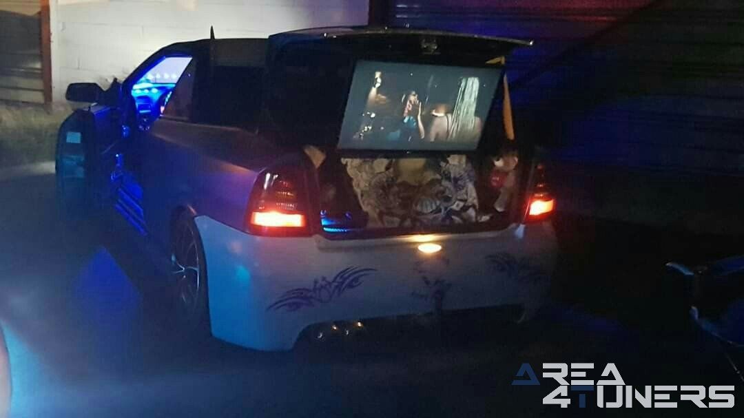 United Projects Halloween Night19
Imagen del reportaje de la revista Tuning Area4tuners.es, de la
concentración de coches Tuning del año 2019 en Brujas Bélgica