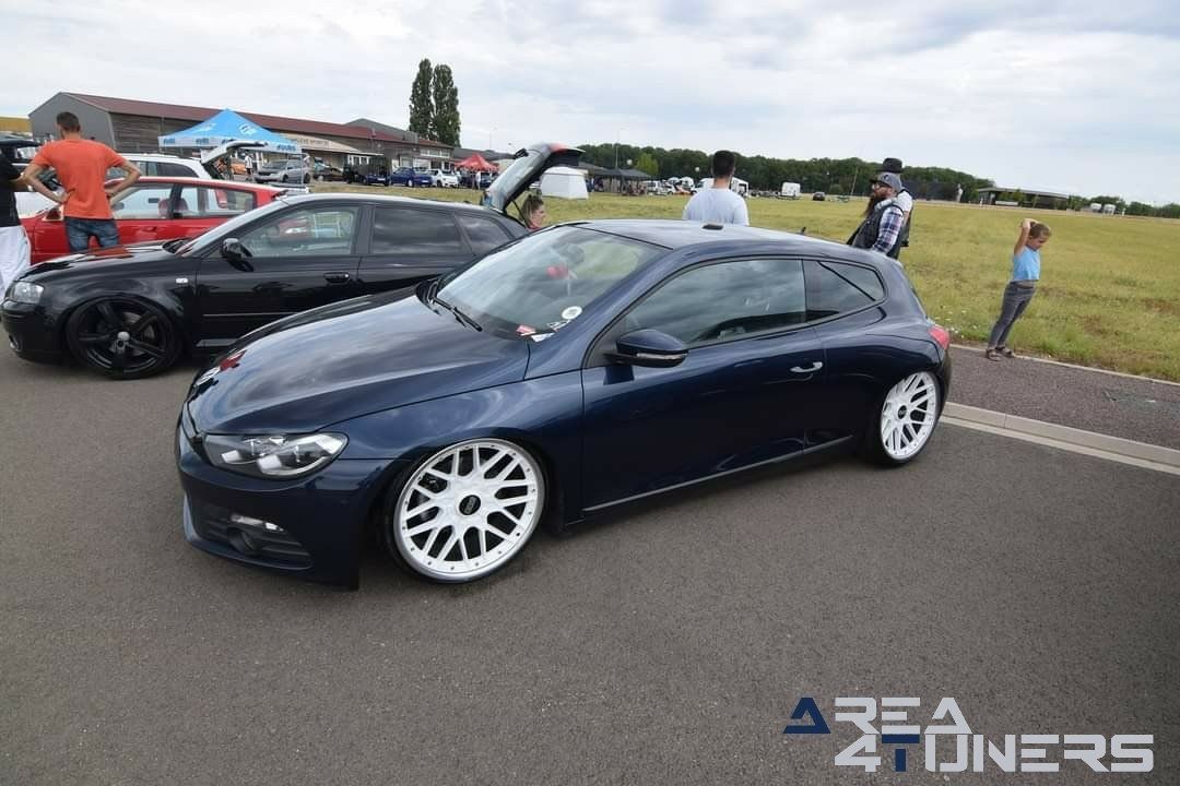 Irresistible Car 52
Imagen del reportaje de la revista Tuning Area4tuners.es, de la
concentración de coches Tuning del año 2020 enMontigny Le Roi Francia