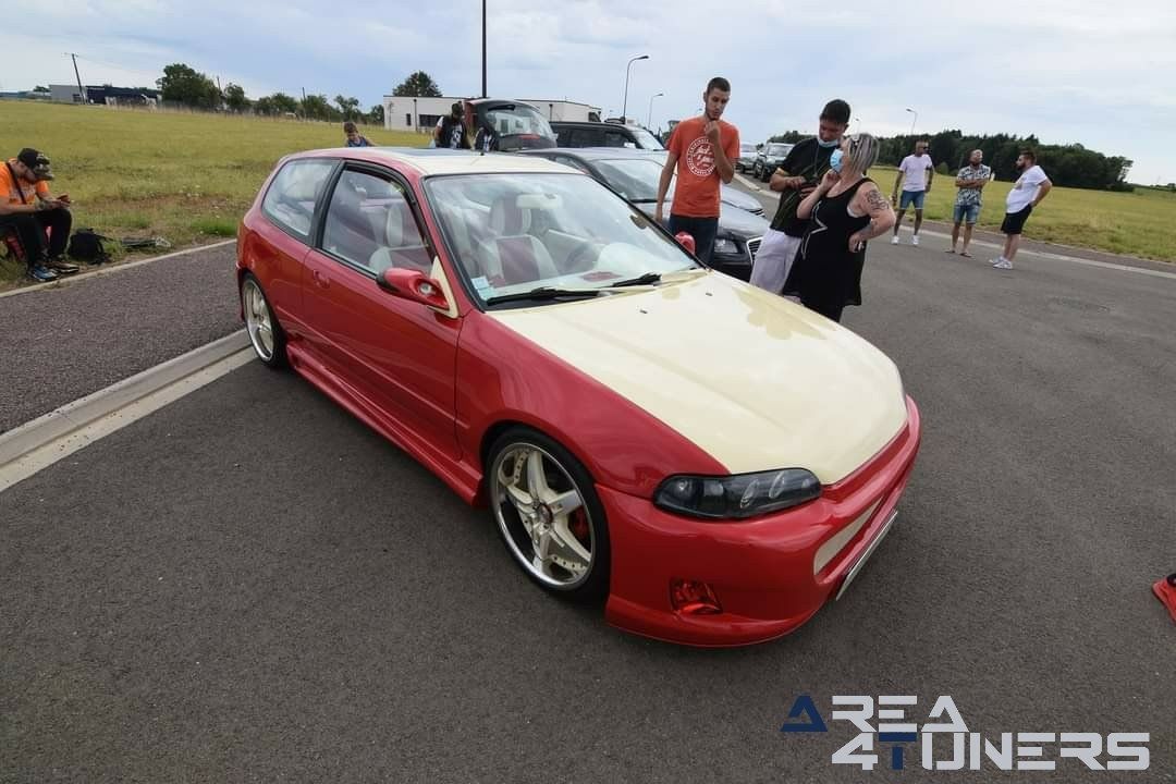Irresistible Car 52
Imagen del reportaje de la revista Tuning Area4tuners.es, de la
concentración de coches Tuning del año 2020 enMontigny Le Roi Francia