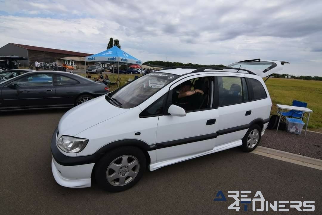 Irresistible Car 52
Imagen del reportaje de la revista Tuning Area4tuners.es, de la
concentración de coches Tuning del año 2020 enMontigny Le Roi Francia