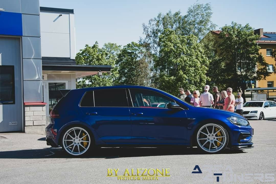 Carfamilyswe Gellerasen
Imagen del reportaje de la revista Tuning Area4tuners.es, de la concentración de coches Tuning del año 2021 en Gellerasen, Suecia