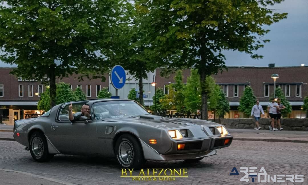 Cruising Karlskoga 2021
Imagen del reportaje de la revista Tuning Area4tuners.es, de la concentración de coches Tuning del año 2021 en Karlskoga Suecia