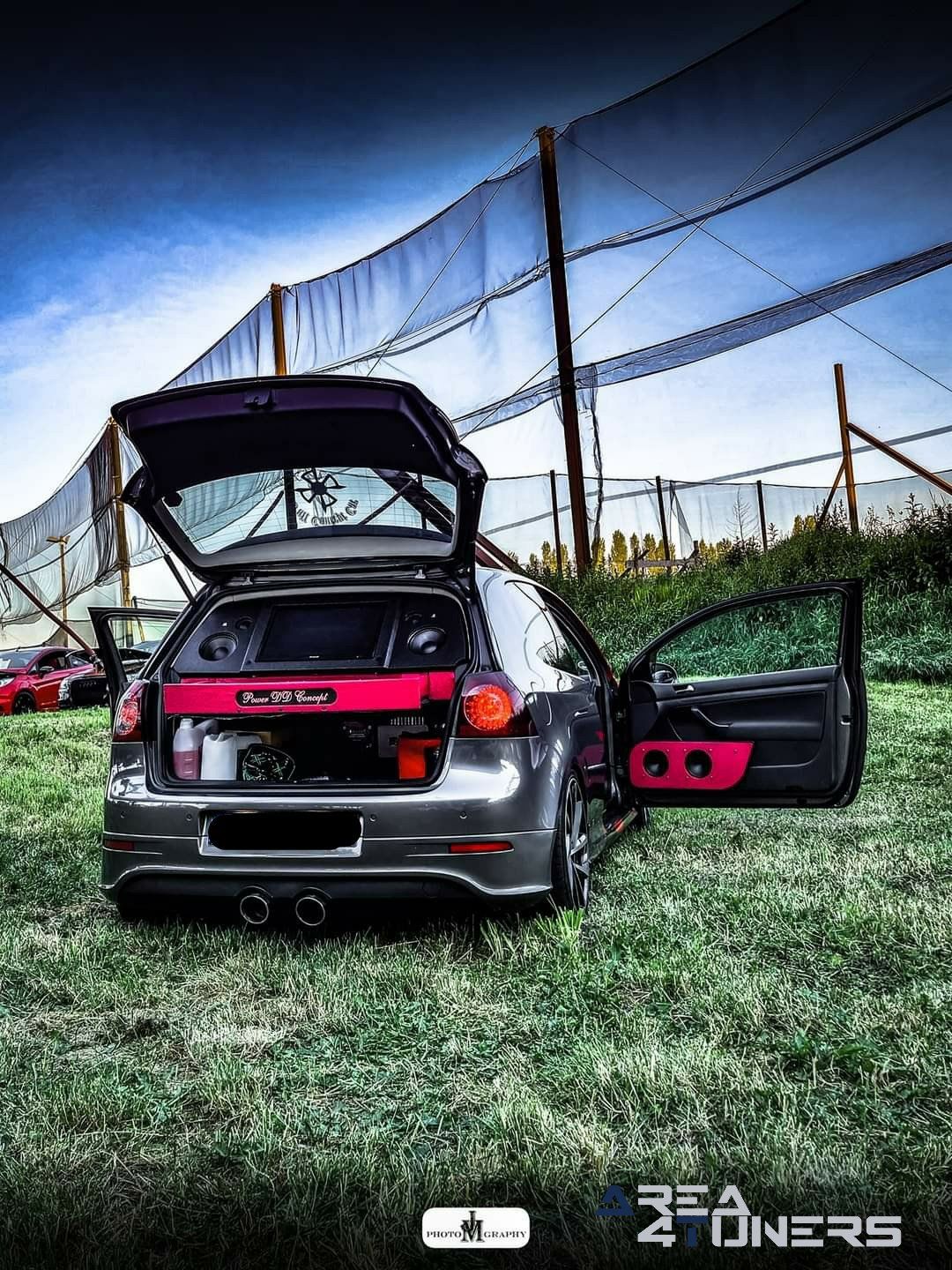 Adventure Tuning Night 5
Imagen del reportaje de la revista Tuning Area4tuners.es, de la concentración de coches Tuning del año 2021 en Komen Bélgica