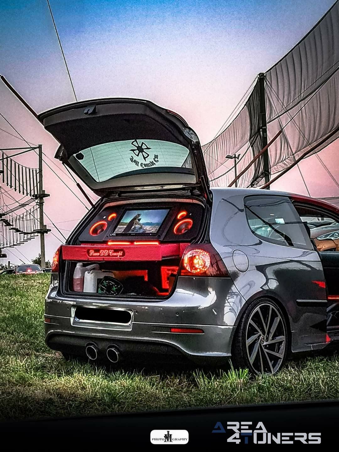 Adventure Tuning Night 5
Imagen del reportaje de la revista Tuning Area4tuners.es, de la concentración de coches Tuning del año 2021 en Komen Bélgica