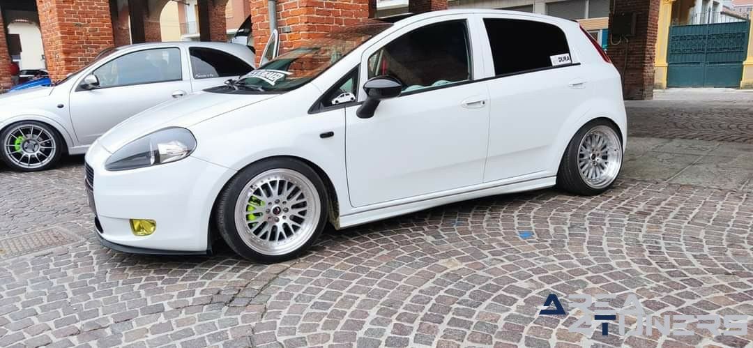 Carma Meeting Cars 2k21
Imagen del reportaje de la revista Tuning Area4tuners.es, de la
concentración de coches Tuning del año 2021 en Carmanogla Italia