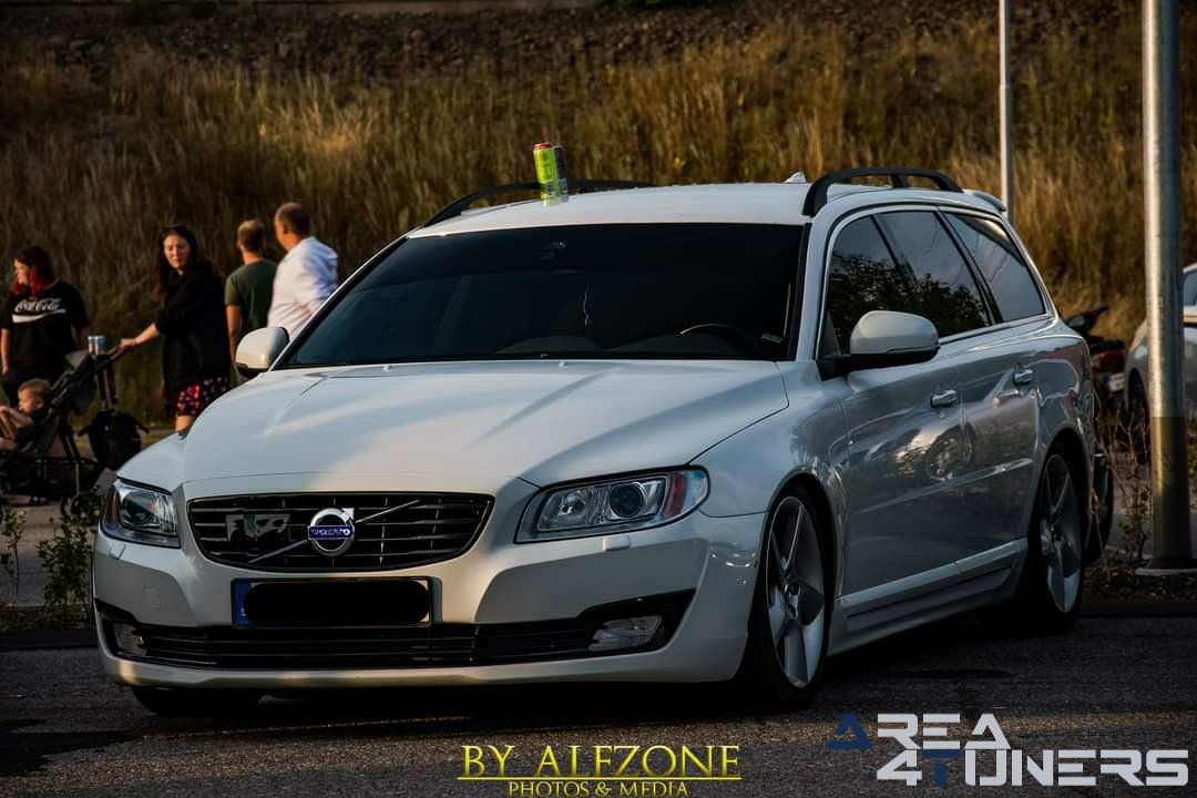 Lägesta 2021
Imagen del reportaje de la revista Tuning Area4tuners.es, de la
concentración de coches Tuning del año 2021 en Lägesta Suecia