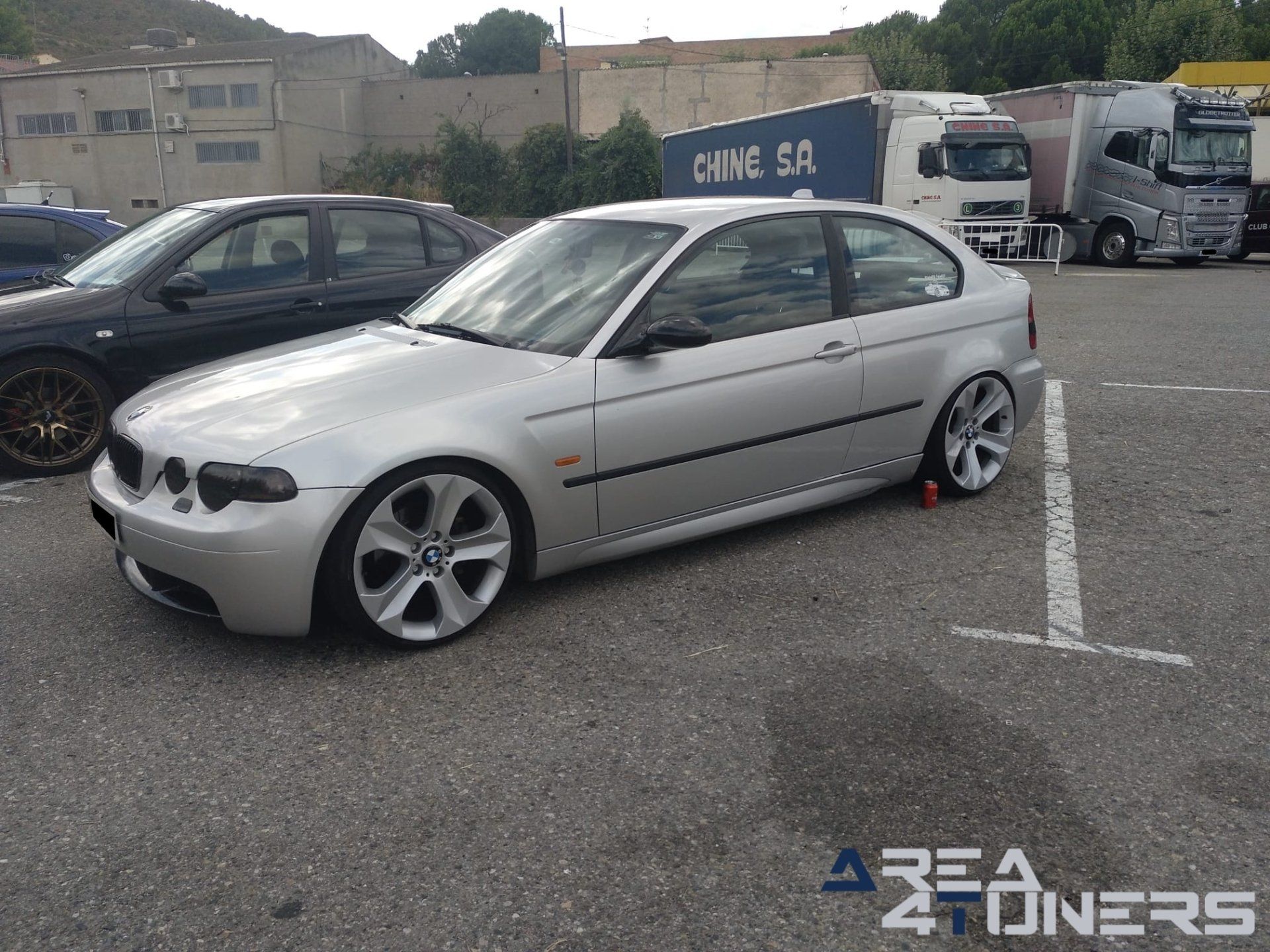 1er Benefic Motor Show Mequinenza
Imagen del reportaje de la revista Tuning Area4tuners.es, de la concentración de coches Tuning del año 2021 en Mequinenza, Zaragoza, España