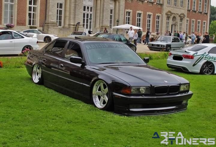 Risenation 2021
Imagen del reportaje de la revista Tuning Area4tuners.es, de la
concentración de coches Tuning del año 2021 en Castle Of Helecine Bélgica